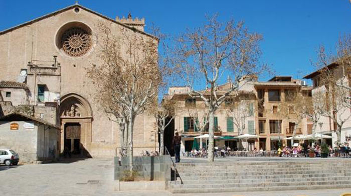 Plaza Mayor Pollensa Mallorca
