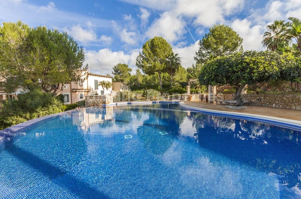 Amplia villa dentro de una comunidad residencial en venta en Santa Ponsa, Mallorca