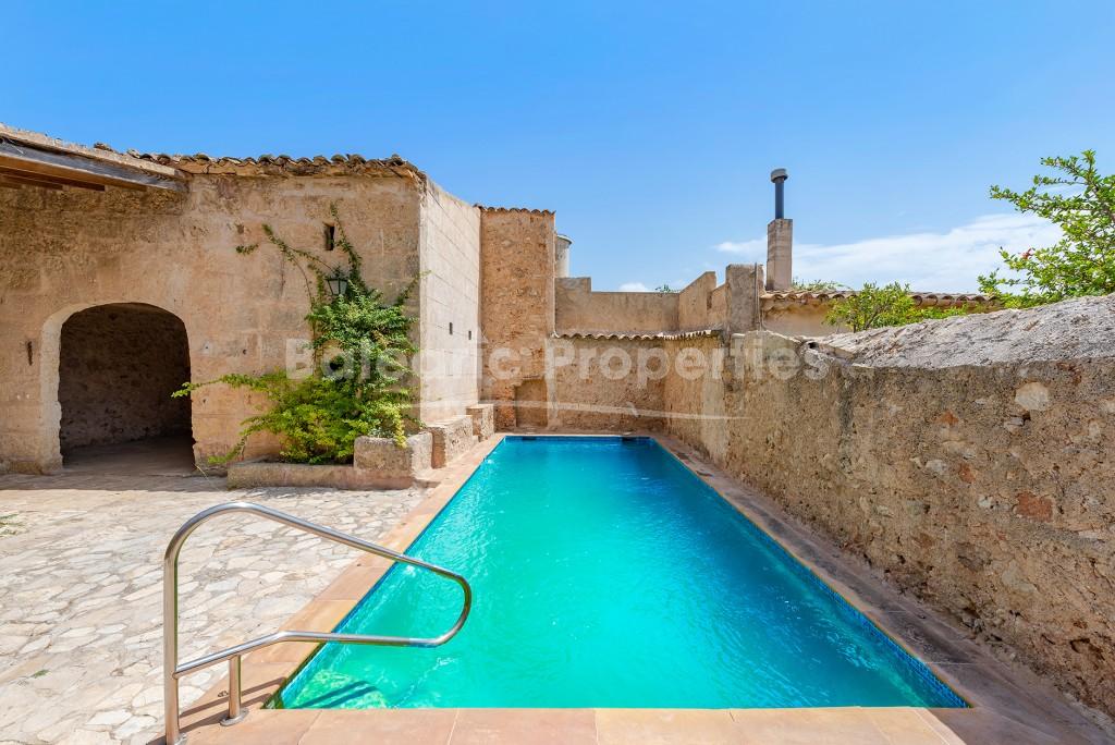 Casa de pueblo tradicional con piscina en venta en el centro de Biniali, Mallorca