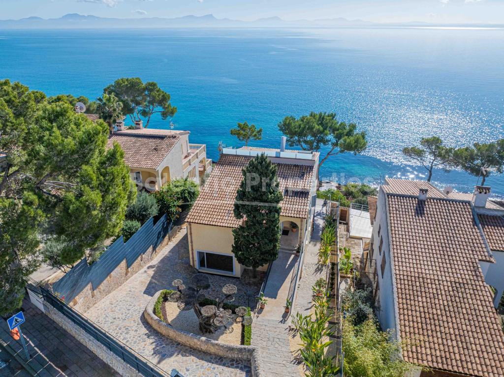 Villa frente al mar a la venta en una zona exclusiva de Alcudia, Mallorca