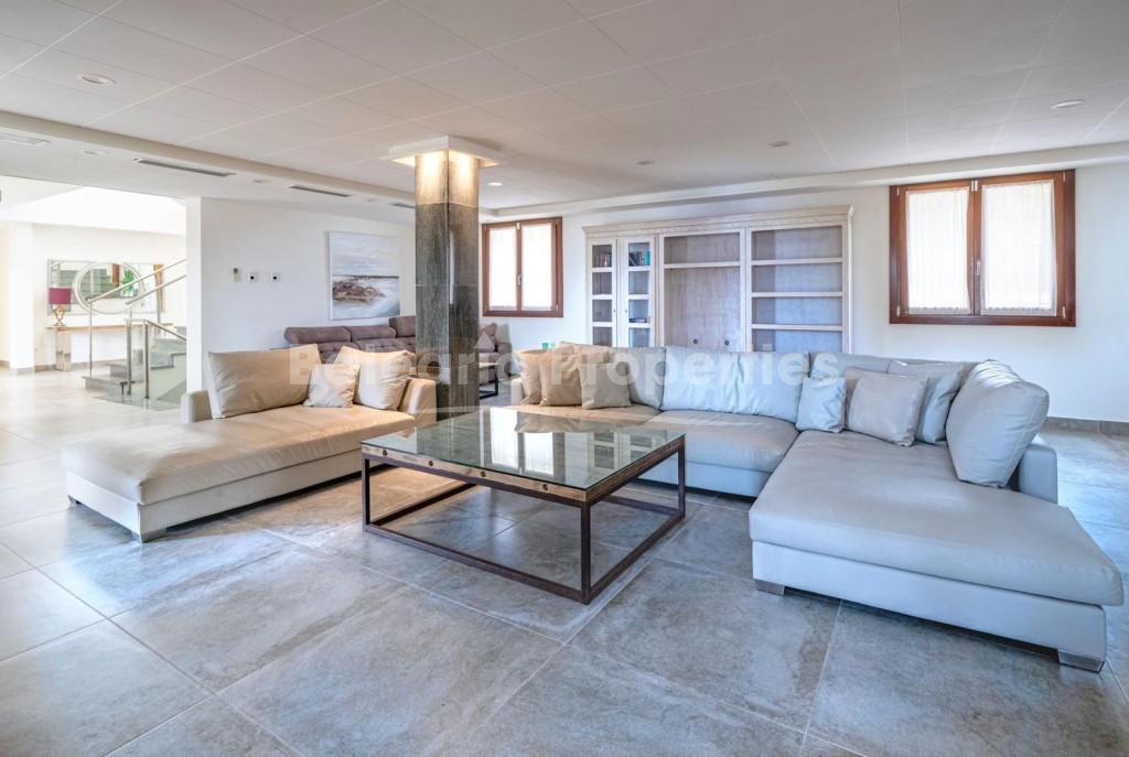 Atractiva villa con vistas al mar y licencia de alquiler en venta en Alcudia, Mallorca