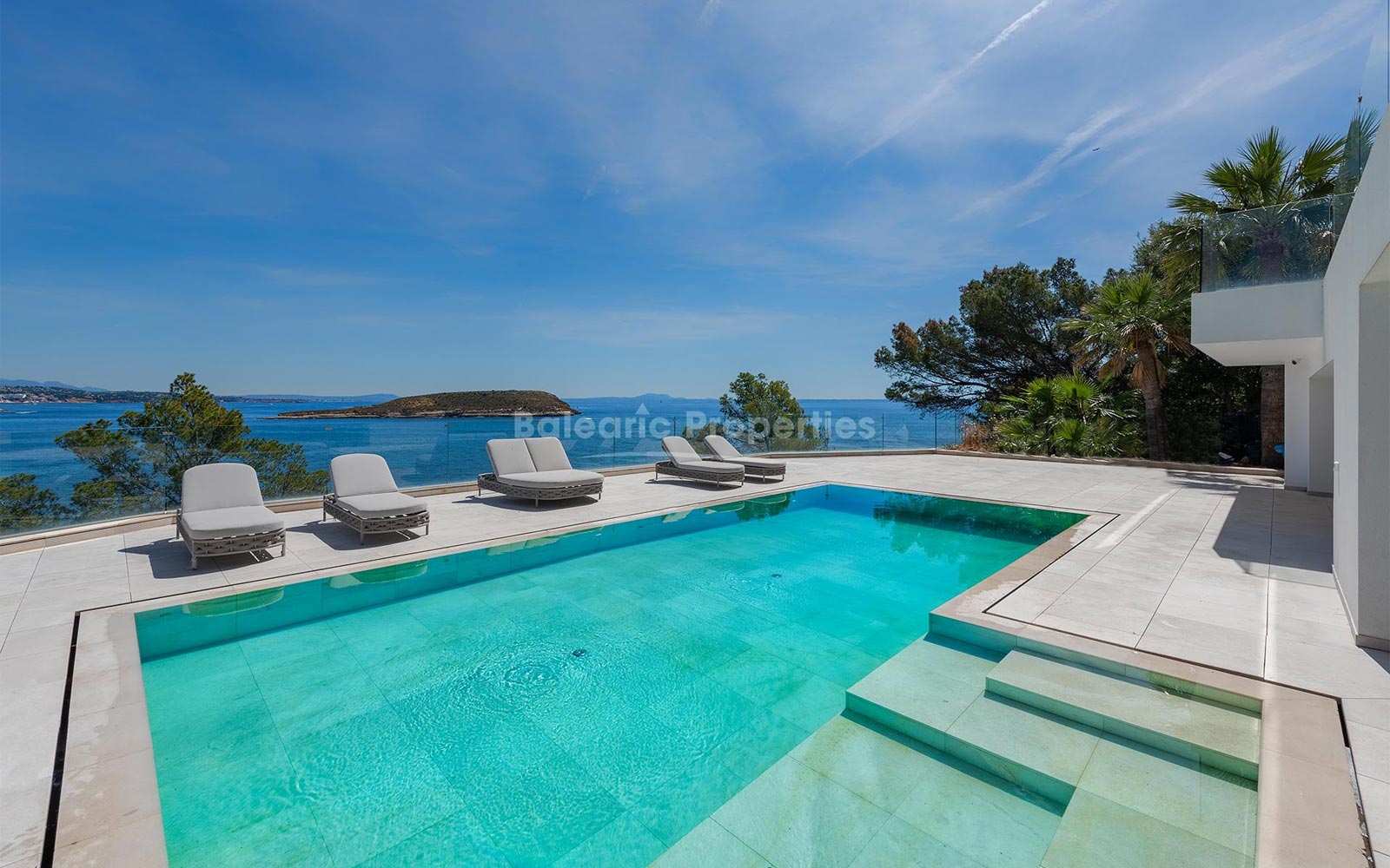 Luxurious villa with sea access 