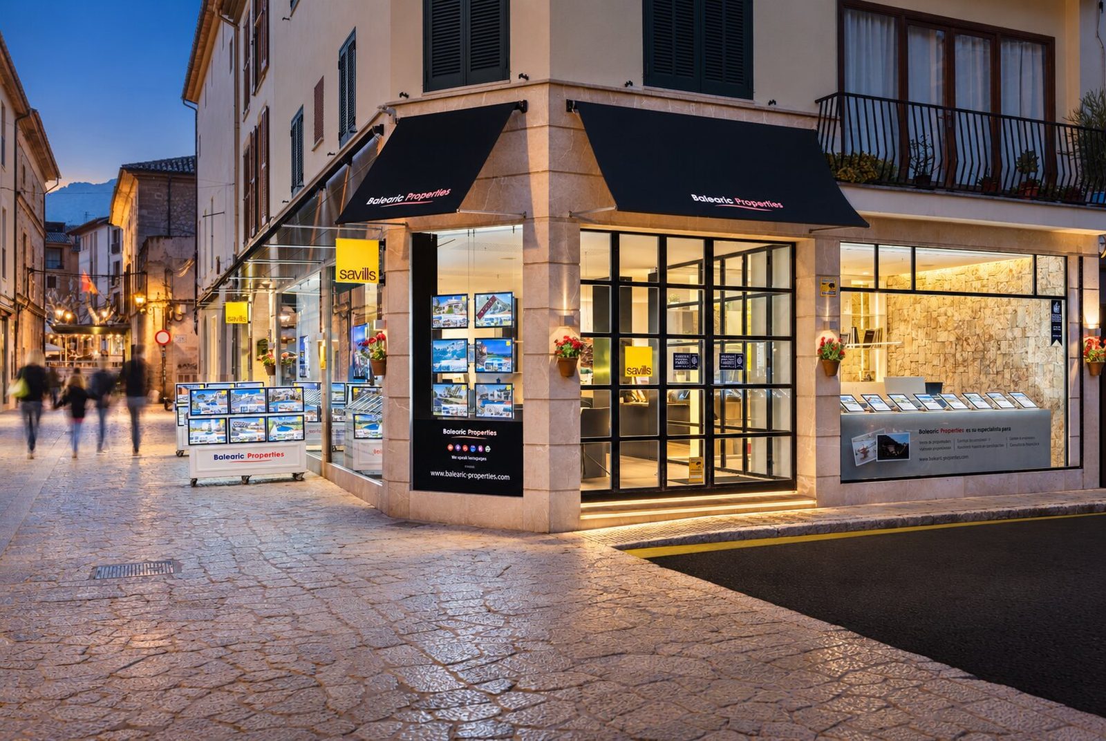 Oficina de Balearic Properties en Mallorca al anochecer
