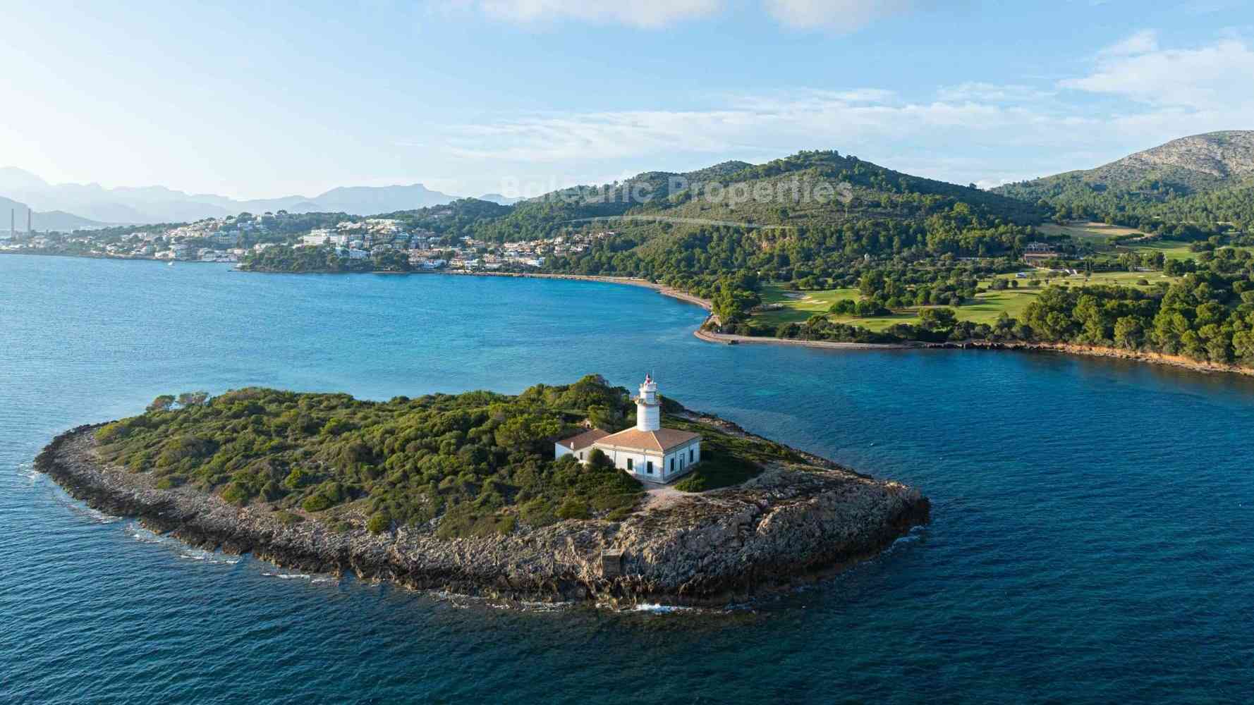 Leuchtturm von Alcanada auf Mallorca – malerisches Küstenwahrzeichen