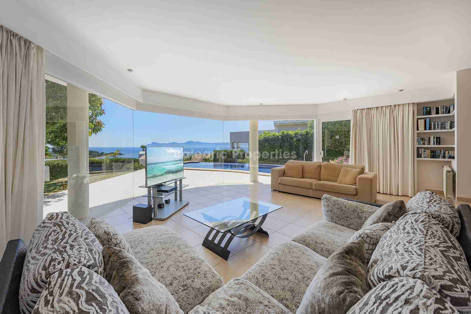 Wohnzimmer mit Meerblick in Alcanada, Mallorca – elegante Küstenimmobilie