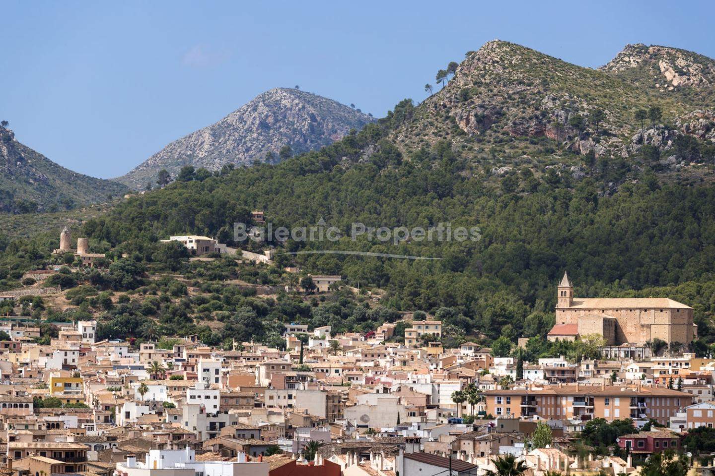Malerischer Blick auf die Stadt Andratx, Mallorca – historischer Charme mit beeindruckender Bergkulisse