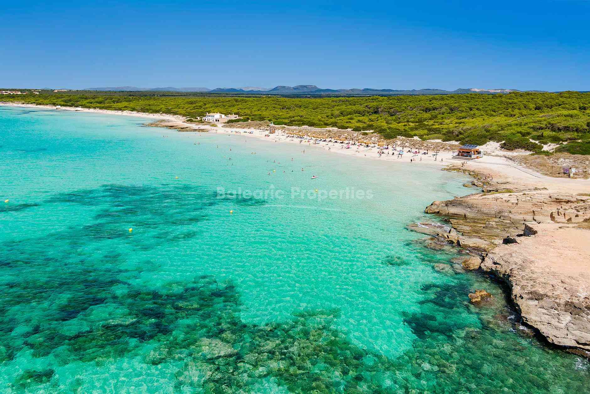 Strand von Es Trenc auf Mallorca – makelloser weißer Sand und kristallklares türkisfarbenes Wasser