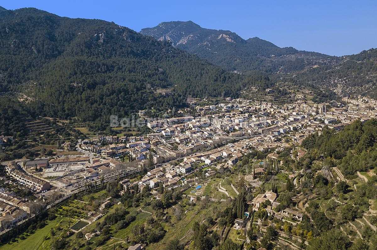 Luftaufnahme von Esporles, Mallorca – eingebettet in die Tramuntana-Berge mit malerischer Naturkulisse