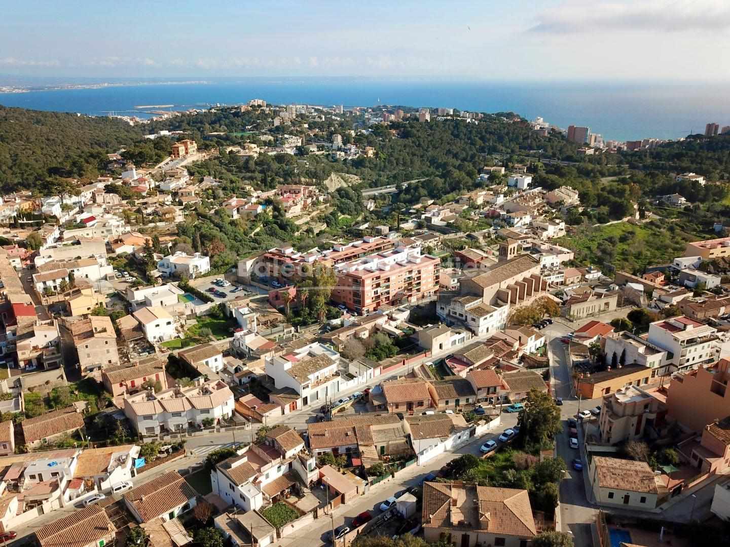 Luftaufnahme von Genova, Mallorca – Dorf am Hang mit Panoramablick und Nähe zu Palma