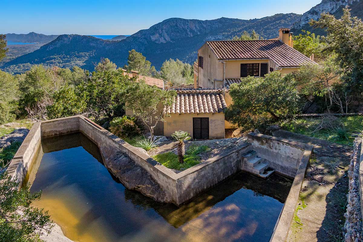 Finca in den Bergen mit Renovierungsbedarf und Blick über die Bucht von Pollensa