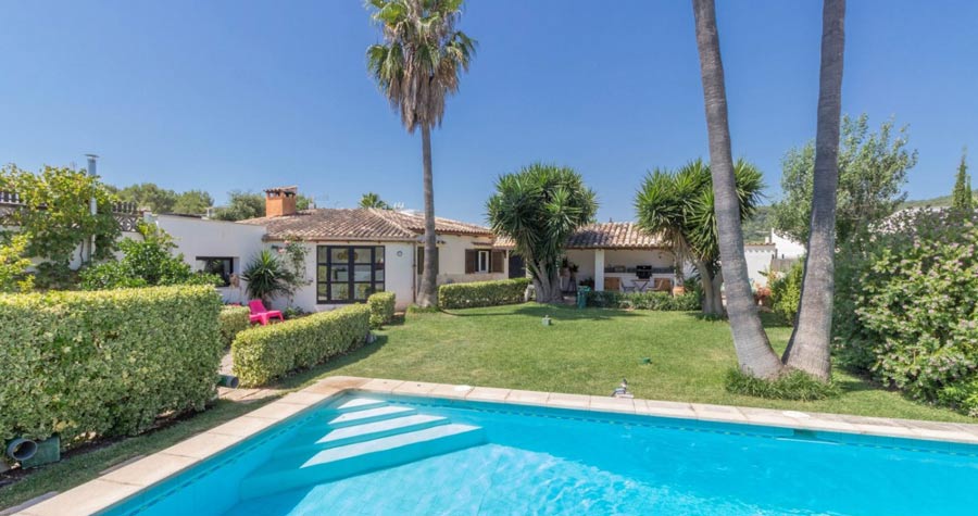 Attractive semi-detached villa with beautiful garden, close to Pollensa Semi-detached villa in Pollensa