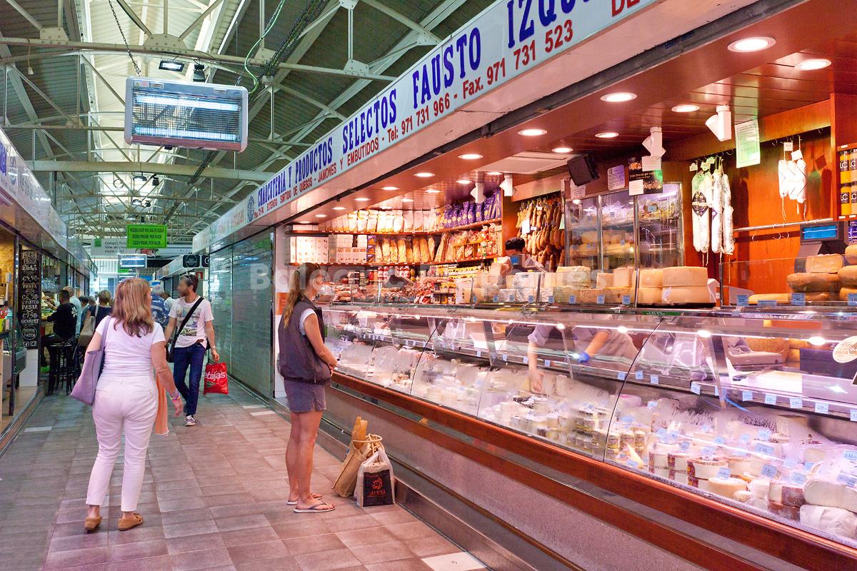 Mercat de Santa Catalina, Palma de Mallorca – mercado local animado con productos frescos y puestos gourmet