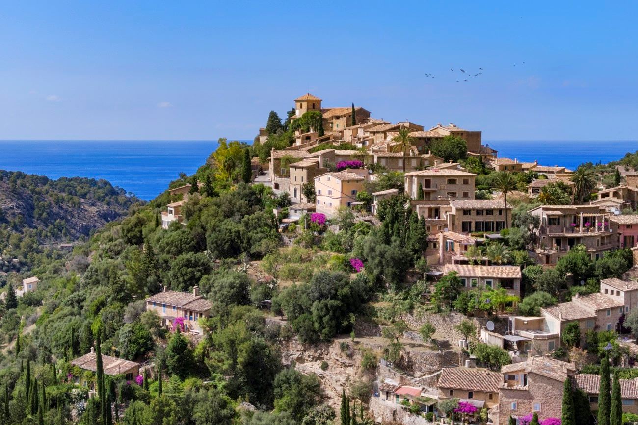 Luftaufnahme von Deià in der Serra de Tramuntana