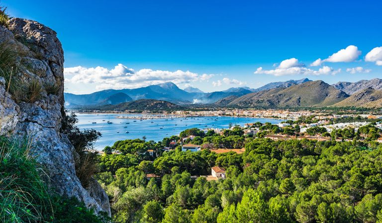 Blick auf die Bucht und den Hafen von Pollença im Norden Mallorcas