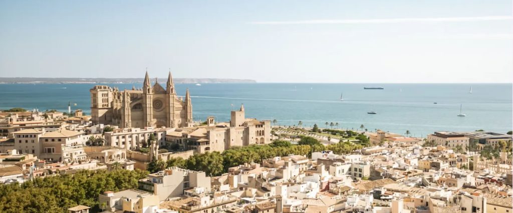 Kathedrale von Palma und Altstadt an der Bucht