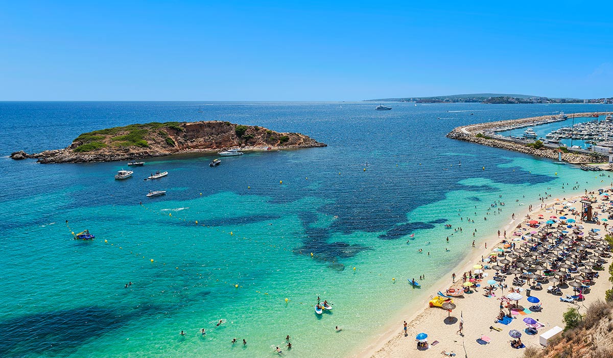 Playa de arena y agua turquesa en Mallorca