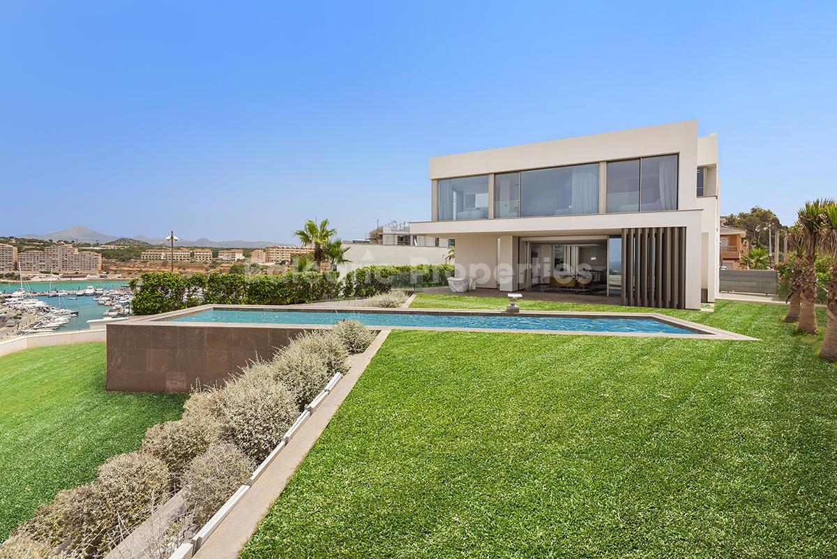 Villa de lujo en primera línea con increíbles vistas, a la venta en Port Adriano, Mallorca