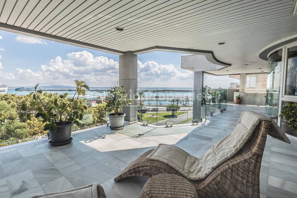 Luxurious duplex apartment with sea views for sale in Palma