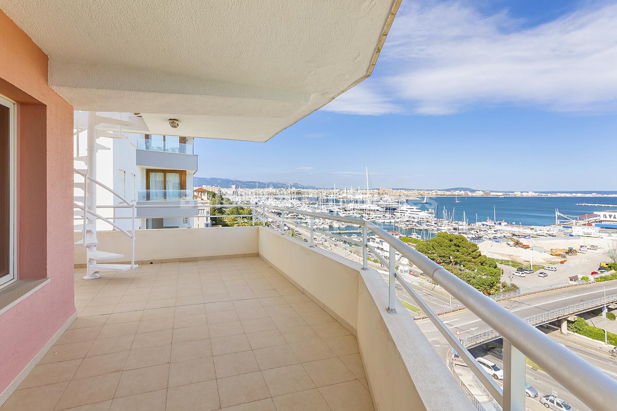 Impressive penthouse with stunning seas views for sale in Palma, Mallorca