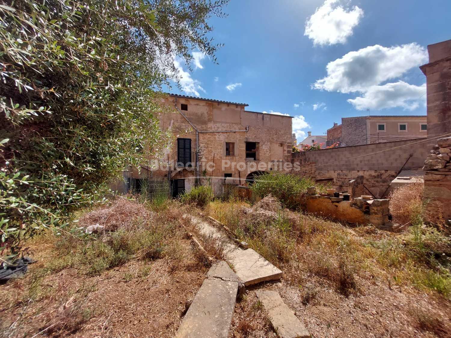 Impressive town house to renovate for sale in Santanyí, Mallorca