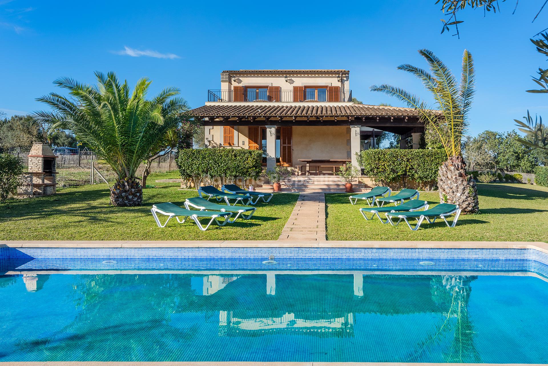 Villa de campo con licencia de vacaciones y piscina en venta en Santa Margalida, Mallorca
