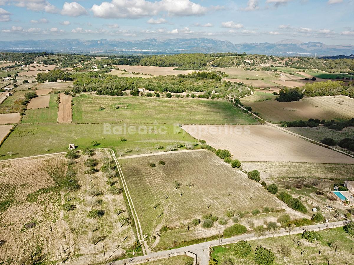 Peaceful rural building plot with panoramic views for sale in Sineu, Mallorca