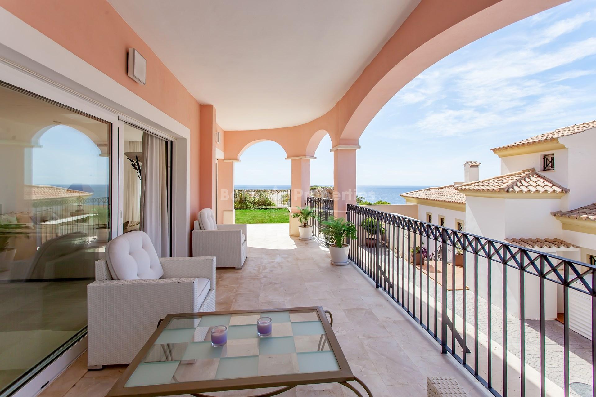 Elegante apartamento con jardín y vistas al mar en venta en Puerto Andratx, Mallorca