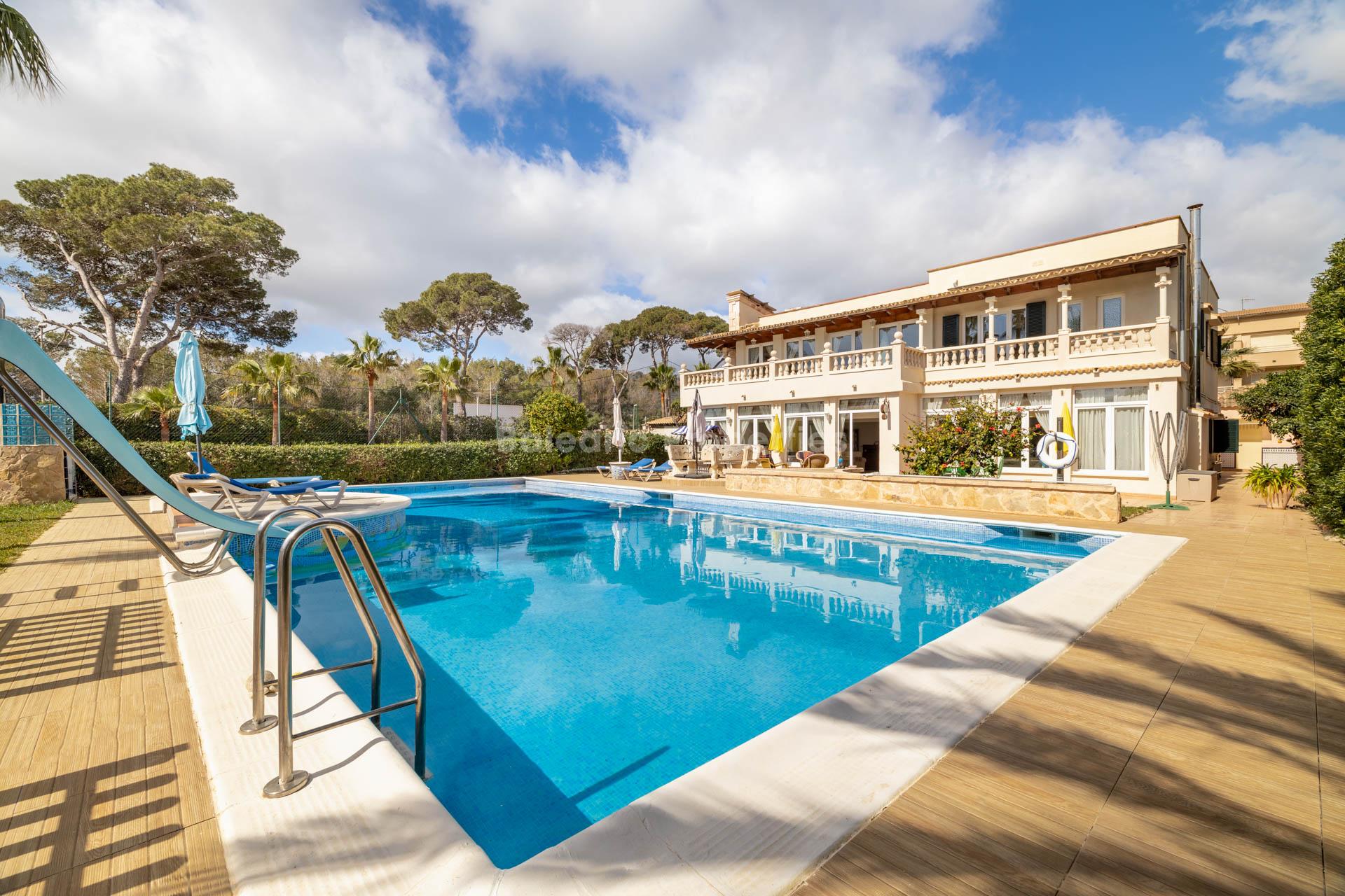 Beautiful villa with tennis court for sale near the beach in Cala Millor, Mallorca