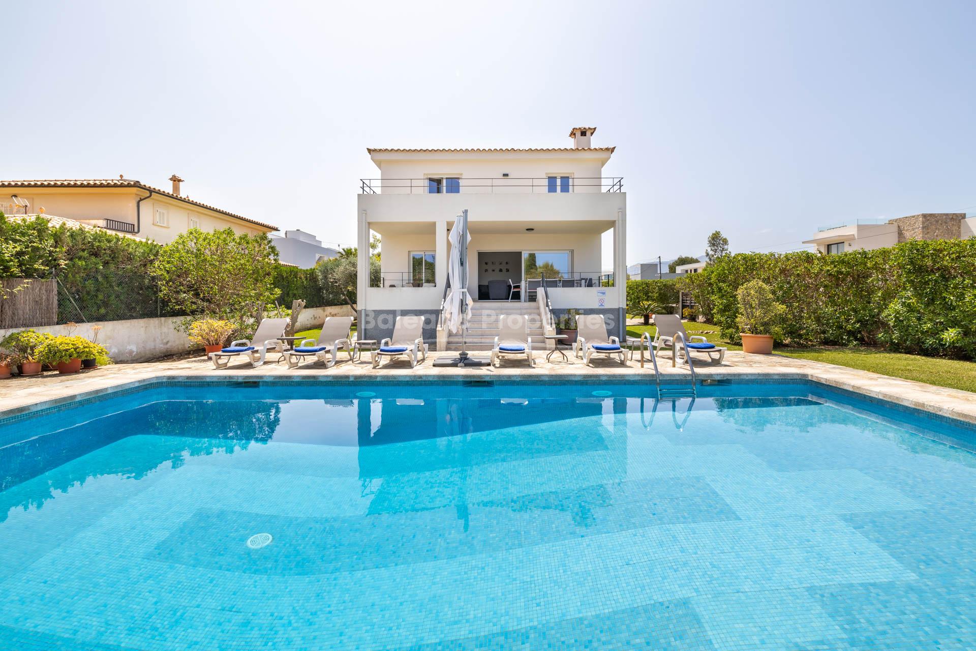 Villa moderna con licencia de vacaciones en venta cerca del mar en Puerto Pollensa, Mallorca