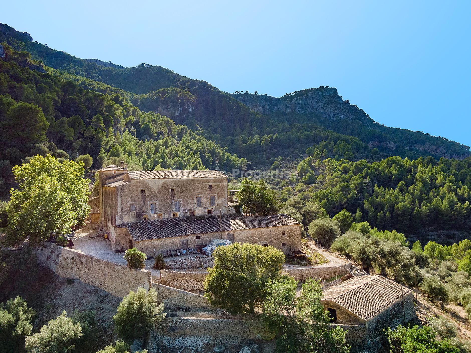 Magnificent country estate with sea views for sale in Estellencs, Mallorca