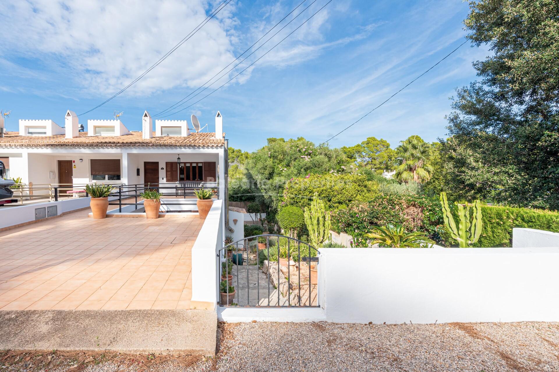 Imperdible casa adosada con jardín privado en venta en Puerto Pollensa, Mallorca