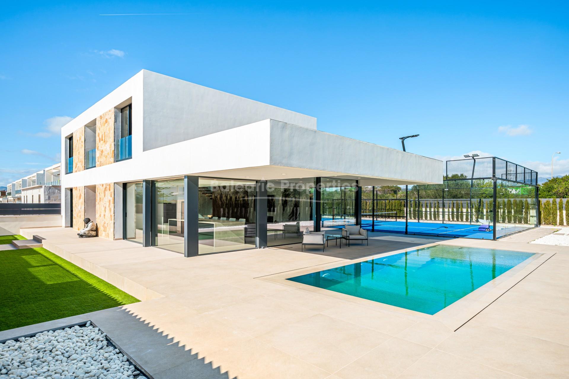 Villa moderna con piscina y pista de pádel en venta cerca de Palma, Mallorca