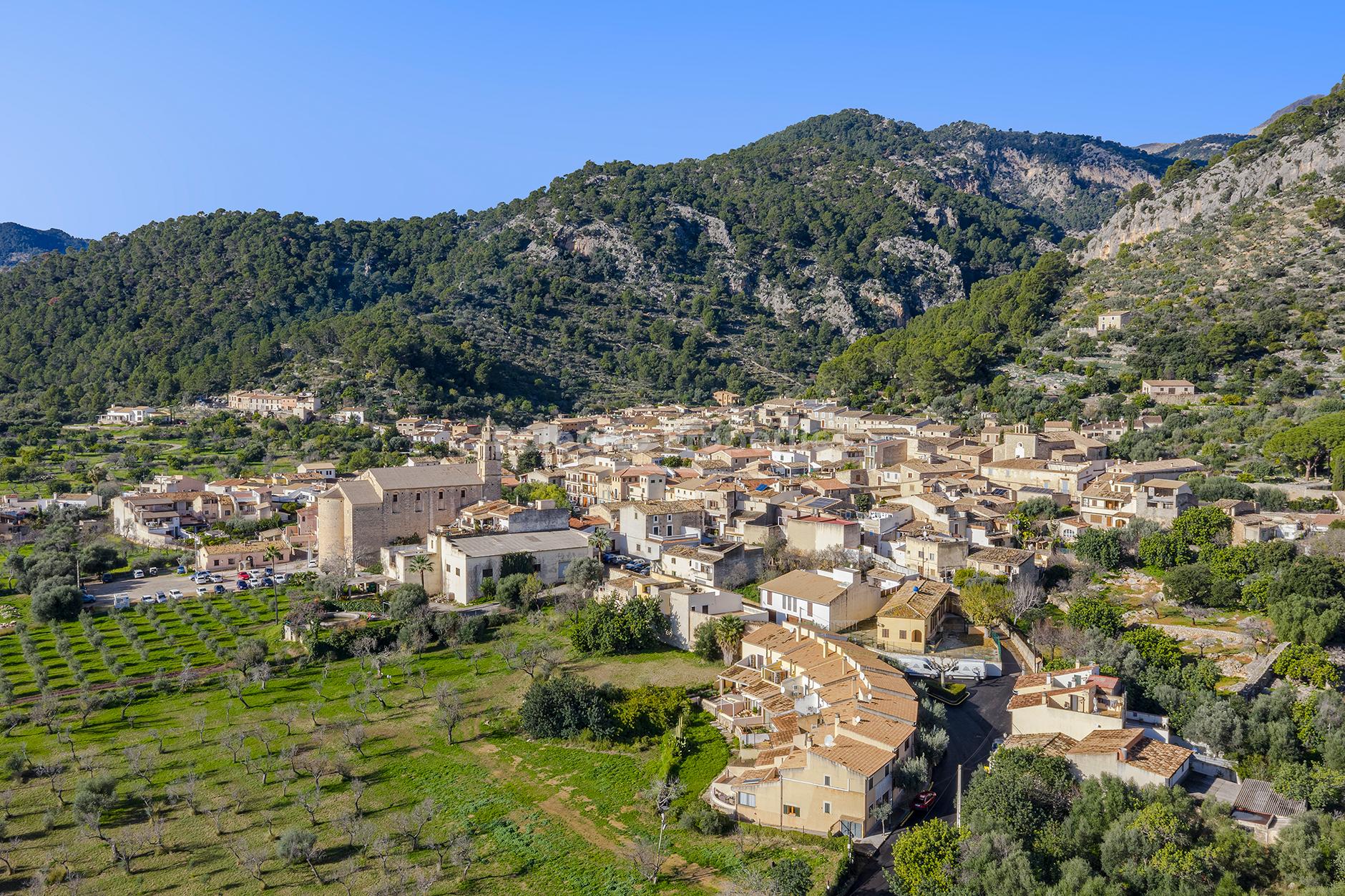 Modern country home in a beautiful setting with amazing views to Caimari and the church in Selva