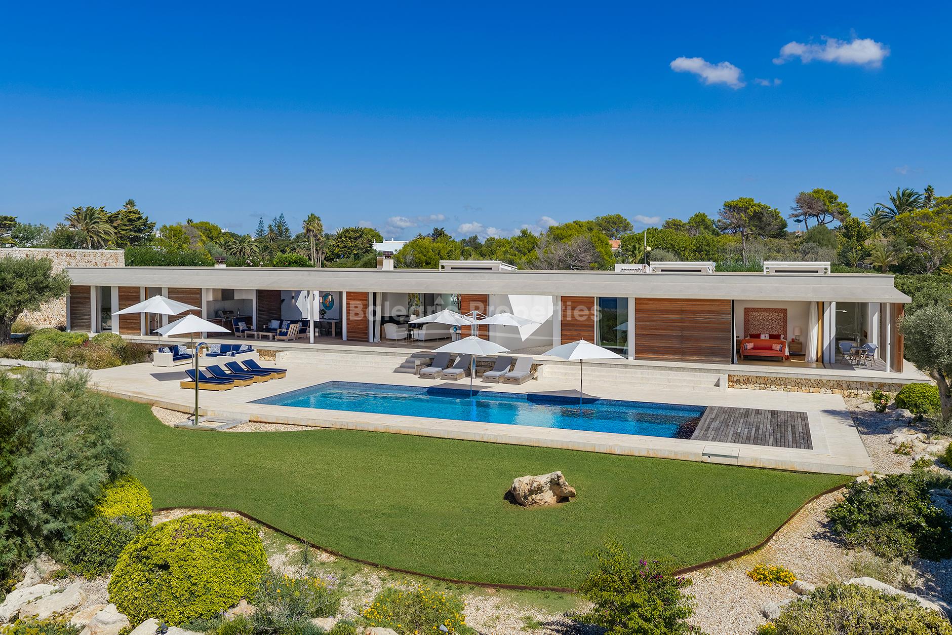 Villa de última generación en primera línea de playa en venta en Binidalí, Menorca
