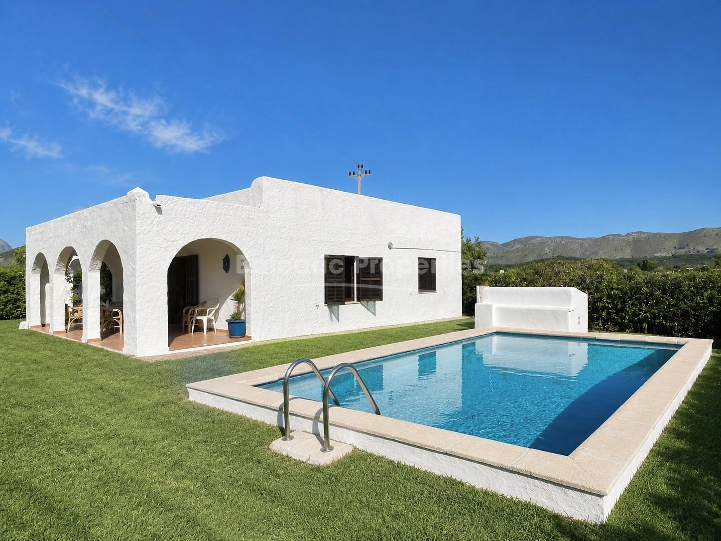 Villa mediterránea a la venta junto a la playa en Puerto Pollensa, al norte de Mallorca