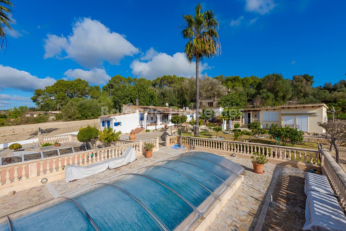 Rustic country home with covered pool for sale in Montuiri, Mallorca