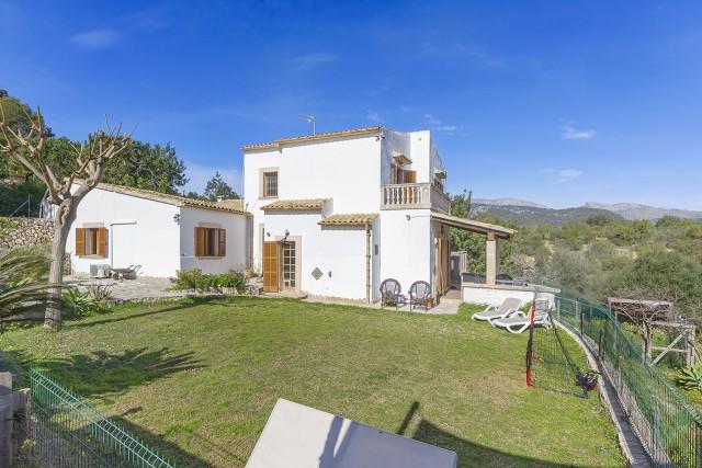 Finca with holiday rental license for sale on the outskirts of Campanet, Mallorca