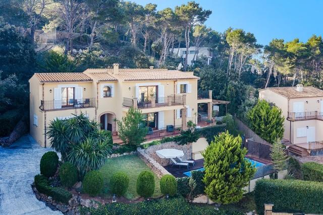 Stately villa for sale in a quiet area of Puerto Pollensa, Mallorca