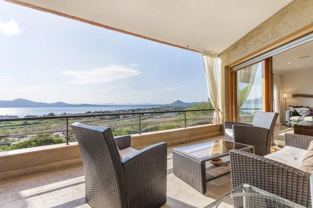 Top floor duplex with sea views for sale in Puerto Pollensa, Mallorca