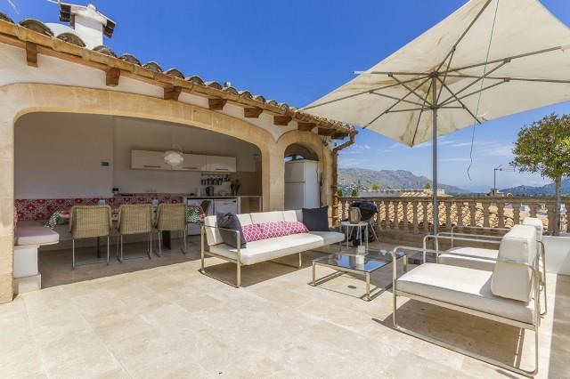 Stunning town house with rooftop pool and garage for sale in Pollensa, Mallorca