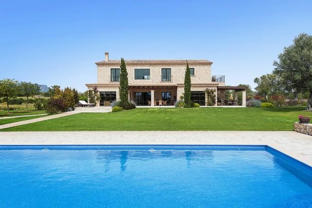 Country house with large garden and pool for sale in Llucmajor, Mallorca