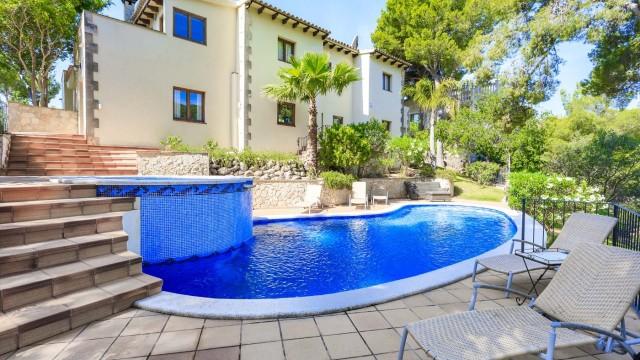 Family villa with pool for sale in Costa d´en Blanes, Mallorca