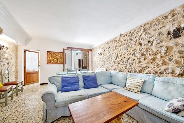 Casa de pueblo de tres dormitorios con interiores impresionantes y gran potencial en venta en Pollensa, Mallorca