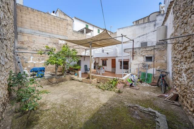 Casa de pueblo tradicional con patio ajardinado en venta en Pollensa, Mallorca
