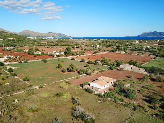 Plot with project for a villa with pool for sale in Pollensa, Mallorca. 2 Km away from the beach of Puerto Pollensa