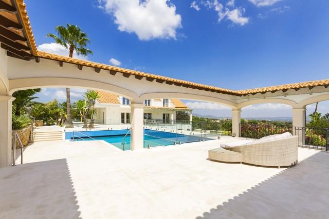 Renovated country mansion on a large plot, for sale in Palma