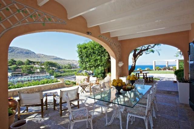 Frontline Villa for sale in Mallorca´s North with direct access to the beach in Cala Sant Vicenç, Mallorca