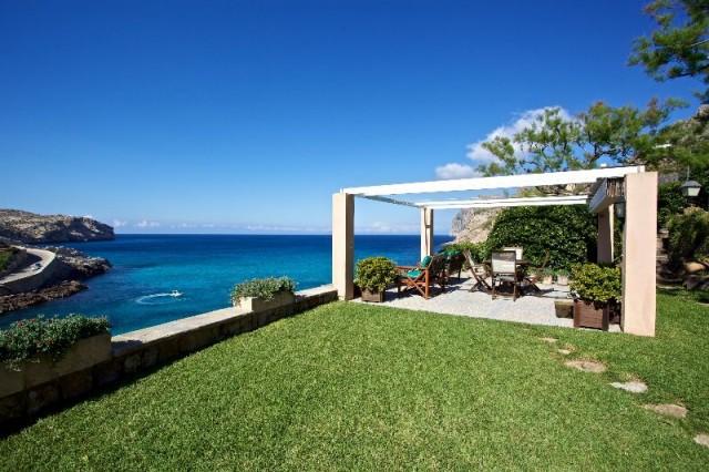 Frontline Villa for sale in Mallorca´s North with direct access to the beach