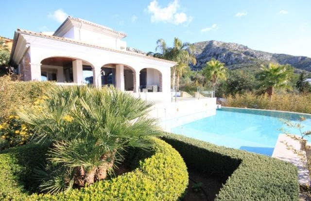 Villa lujosa con ascensor privado, vistas al mar y superiores acabados a la venta en Bon Aire, Mallorca