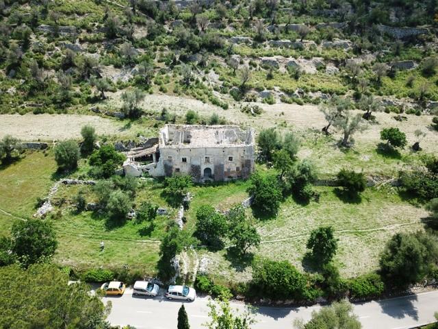Oportunidad de inversión para reformar antigua finca en la Serra de Tramuntana entre Alaró y Orient, Mallorca
